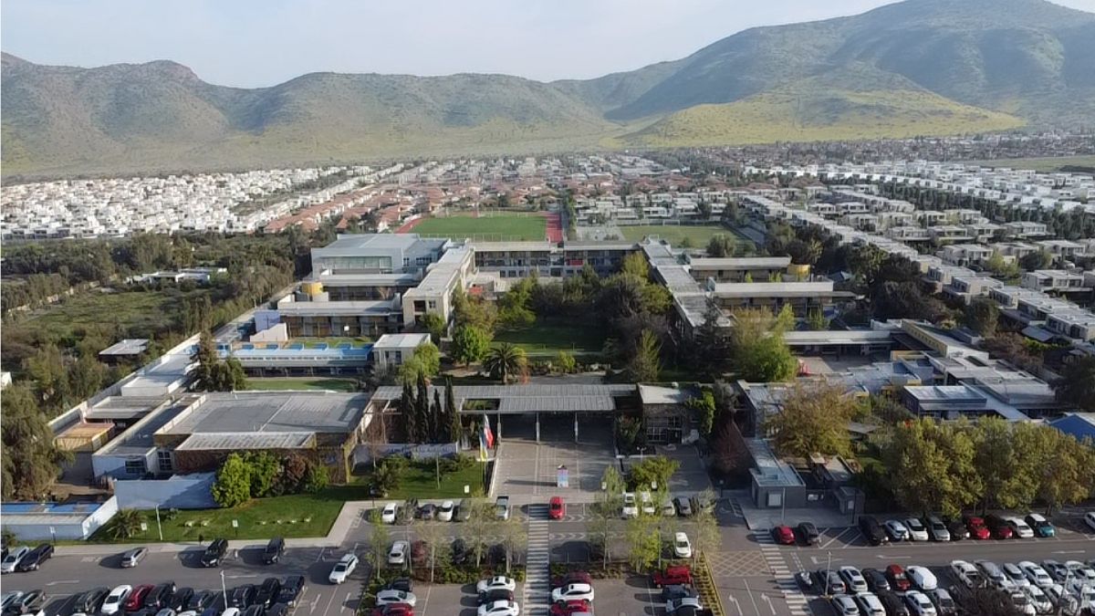 Vista aérea de campus escolar resguardado por Sargus