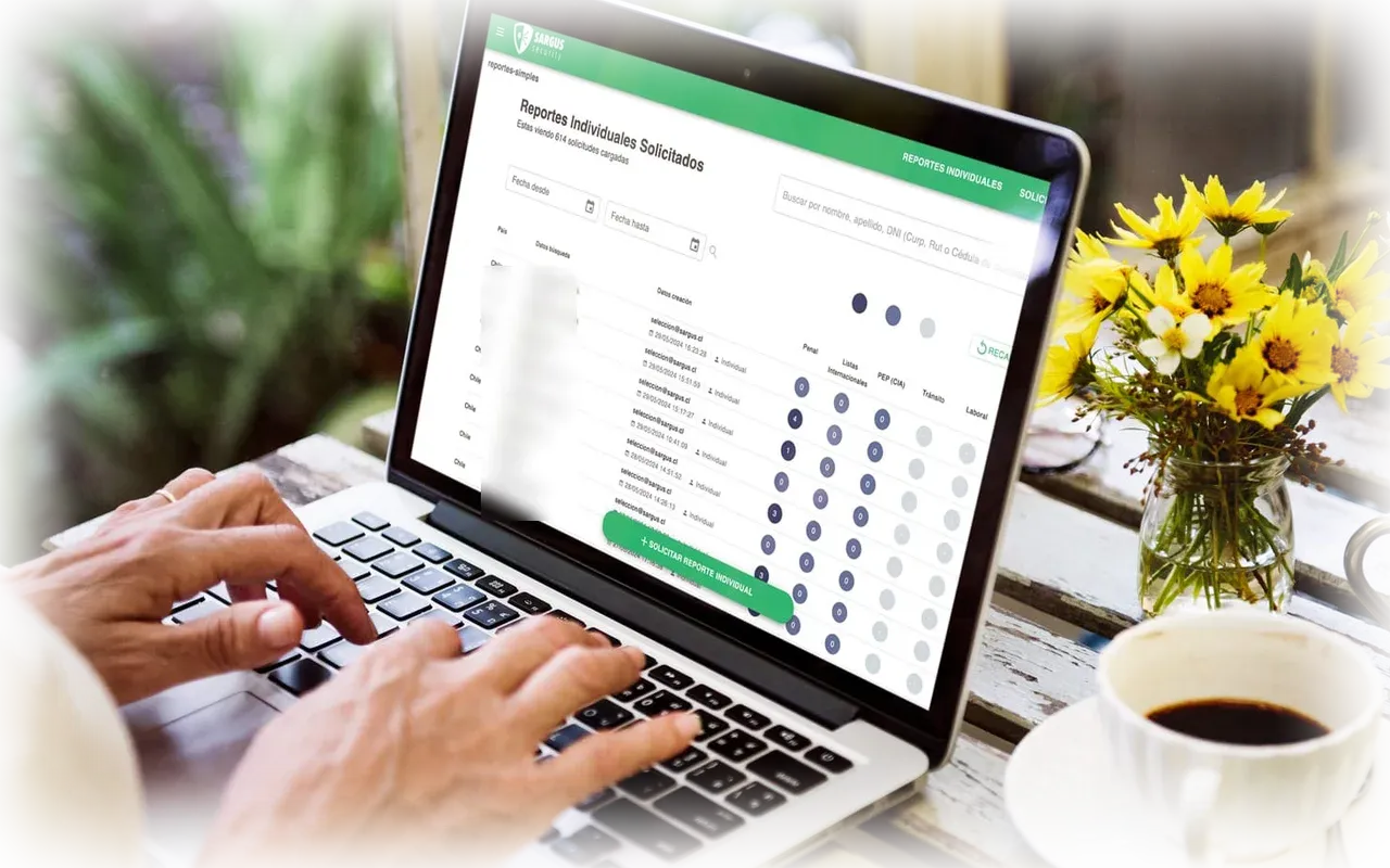 Analista de Sargus revisando la plataforma de verificación de antecedentes en un notebook